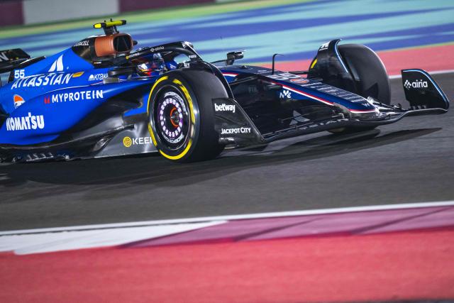 Williams' Spanish driver Carlos Sainz drives during the sprint qualifying session ahead of the Formula One Qatar Grand Prix at the Lusail International Circuit in Lusail on November 28, 2025. (Photo by Andrej ISAKOVIC / AFP)