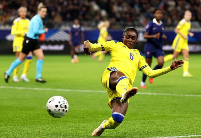 Sweden's forward #6 Monica Jusu Bah controls the ball during the Women's Nations League third place playoff first leg football match between France and Sweden at Auguste-Delaune stadium in Reims, on November 28, 2025. (Photo by FRANCK FIFE / AFP)