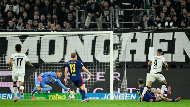 Moenchengladbach's French midfielder #09 Franck Honorat (R) shoots and scores a goal which was disallowed for offside during the German first division Bundesliga football match between Borussia Moenchengladbach and RB Leipzig in Moenchengladbach, western Germany on November 28, 2025. (Photo by INA FASSBENDER / AFP) / DFL REGULATIONS PROHIBIT ANY USE OF PHOTOGRAPHS AS IMAGE SEQUENCES AND/OR QUASI-VIDEO