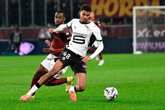Metz’s Swedish forward #99 Joel Asoro fights for the ball with Rennes’ Moroccan defender #48 Abdelhamid Ait Boudlal (R) during the French L1 football match between Metz and Rennes at the Stade Saint-Symphorien in Metz, eastern France, on November 28, 2025. (Photo by Jean-Christophe VERHAEGEN / AFP)