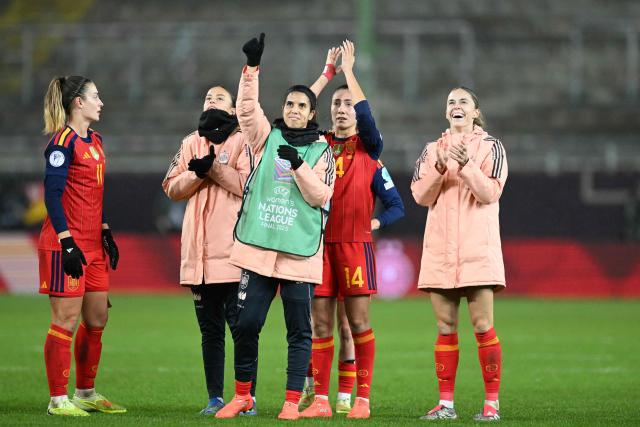 Spain's players react with fans after the UEFA Women's Nations League first leg final football match between Germany and Spain in Kaiserslautern, western Germany on November 28, 2025. The match ended in a 0-0 draw. (Photo by THOMAS KIENZLE / AFP)