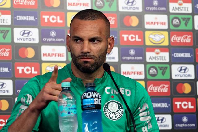 Palmeiras' goalkeeper Weverton gestures during a press conference on the eve of the all Brazilian Copa Libertadores final football match between Palmeiras and Flamengo in Lima on November 28, 2025. (Photo by WILLY ESCURRA / AFP)