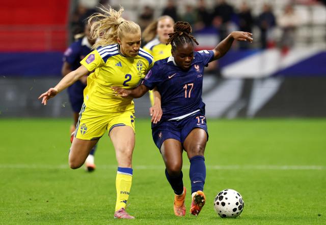 Sweden's defender #02 Smilla Holmberg (L) fights for the ball with France's forward #17 Sandy Baltimore during the Women's Nations League third place playoff first leg football match between France and Sweden at Auguste-Delaune stadium in Reims, on November 28, 2025. (Photo by FRANCK FIFE / AFP)