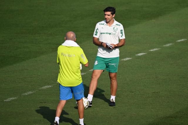 Palmeiras' Portuguese coach Abel Ferreira (R) looks on during a training session on the eve of the all Brazilian Copa Libertadores final football match between Palmeiras and Flamengo at the Alejandro Villanueva Stadium in Lima on November 28, 2025. (Photo by Luis ACOSTA / AFP)