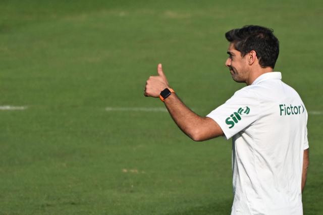 Palmeiras' Portuguese coach Abel Ferreira gives a thumbs-up during a training session on the eve of the all Brazilian Copa Libertadores final football match between Palmeiras and Flamengo at the Alejandro Villanueva Stadium in Lima on November 28, 2025. (Photo by Luis ACOSTA / AFP)