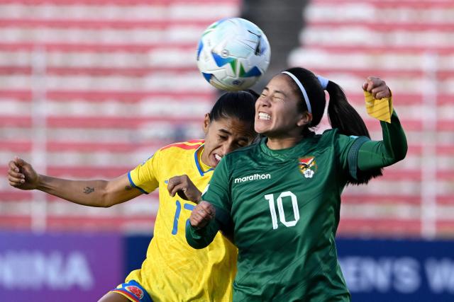 Colombia's defender #17 Carolina Arias and Bolivia's midfielder #10 Ana Paula Rojas fight for the ball during the Conmebol Women's Nations League 2025-26 football match between Bolivia and Colombia at the Hernando Siles Stadium in La Paz on November 28, 2025. (Photo by Aizar RALDES / AFP)