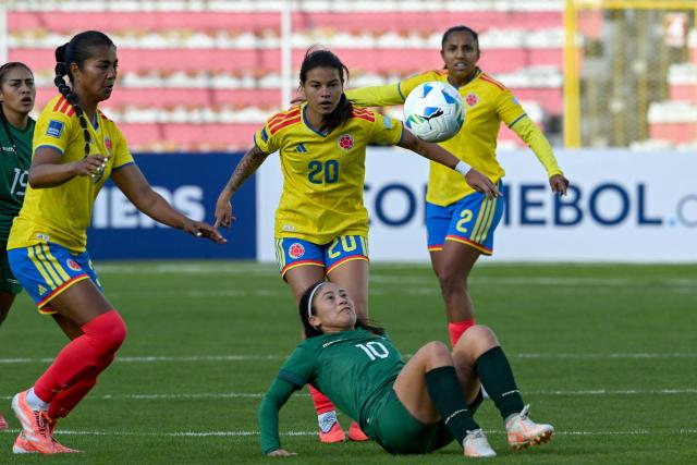 Bolivia's midfielder #10 Ana Paula Rojas, Colombia's defender #03 Daniela Arias, and midfielder #20 Ilana Izquierdo fight for the ball during the Conmebol Women's Nations League 2025-26 football match between Bolivia and Colombia at the Hernando Siles Stadium in La Paz on November 28, 2025. (Photo by Aizar RALDES / AFP)