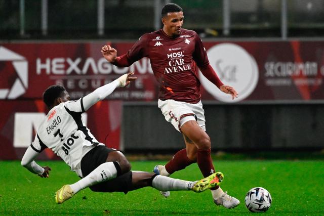Rennes’ Swiss forward #07 Breel Embolo (L) fights for the ball with Metz’s Ivorian defender #05 Jean-Philippe Gbamin during the French L1 football match between Metz and Rennes at the Stade Saint-Symphorien in Metz, eastern France, on November 28, 2025. (Photo by Jean-Christophe VERHAEGEN / AFP)