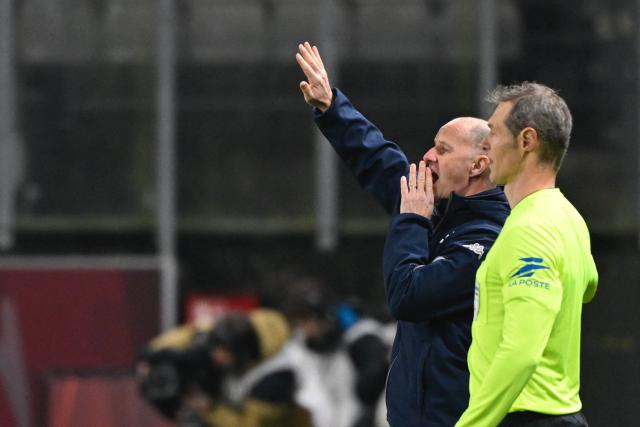 Metz's French head coach Stephane Le Mignan gestures from the techincal area during the French L1 football match between FC Metz and Stade Rennes at the Stade Saint-Symphorien in Metz, eastern France, on November 28, 2025. (Photo by Jean-Christophe VERHAEGEN / AFP)