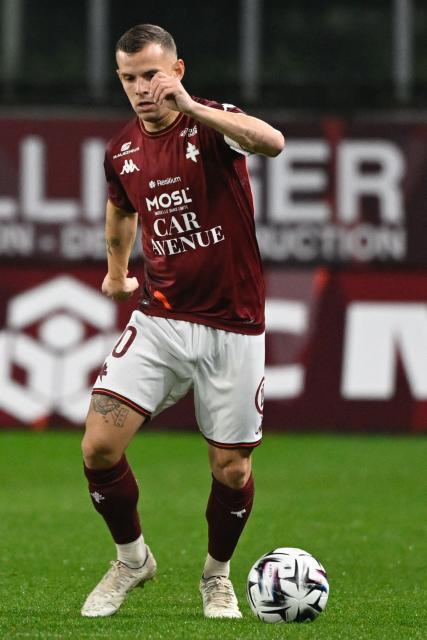 Metz's French midfielder #10 Gauthier Hein runs with the ball during the French L1 football match between FC Metz and Stade Rennes at the Stade Saint-Symphorien in Metz, eastern France, on November 28, 2025. (Photo by Jean-Christophe VERHAEGEN / AFP)