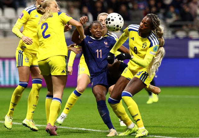 Sweden's forward #08 Evelyn Ijeh (R) and France's midfielder #11 Kadidiatou Diani (C) fight for the ball during the Women's Nations League third place playoff first leg football match between France and Sweden at Auguste-Delaune stadium in Reims, on November 28, 2025. (Photo by FRANCK FIFE / AFP)