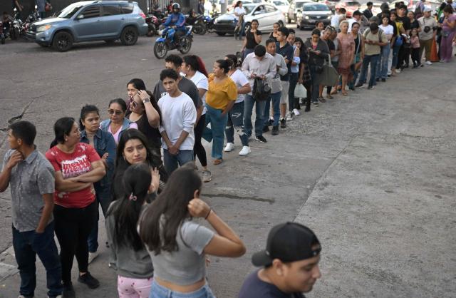 People queue to obtain their IDs to vote in the presidential election in tegucigalpa on November 28, 2025. Honduras will hold presidential elections on November 30. (Photo by MARVIN RECINOS / AFP)