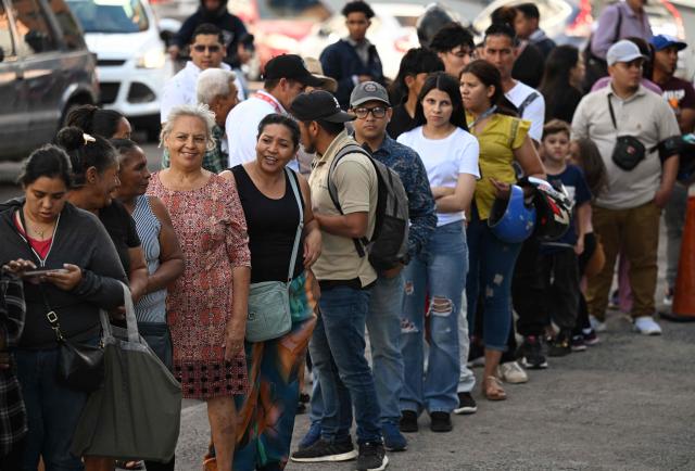 People queue to obtain their IDs to vote in the presidential election in tegucigalpa on November 28, 2025. Honduras will hold presidential elections on November 30. (Photo by Marvin RECINOS / AFP)