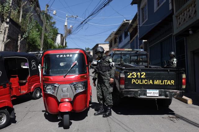 A military police officer asks a driver for identification during a security operation ahead of the presidential elections in the surroundings of Tegucigalpa on November 28, 2025. Honduras will hold presidential elections on November 30. (Photo by Lucas AGUAYO / AFP)