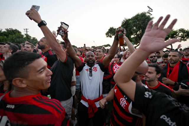 Fans of Flamengo gather on the eve of the Copa Libertadores final football match between Brazil's Palmeiras and Flamengo at Maria Reiche park in Lima on November 28, 2025. (Photo by Luis ACOSTA / AFP)