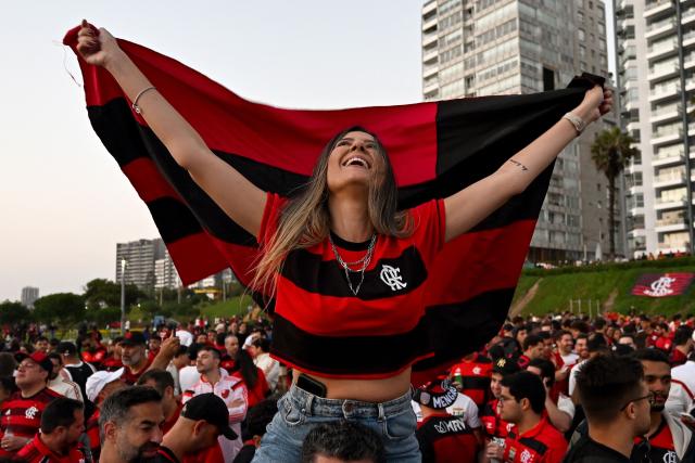 Fans of Flamengo gather on the eve of the Copa Libertadores final football match between Brazil's Palmeiras and Flamengo at Maria Reiche park in Lima on November 28, 2025. (Photo by Luis ACOSTA / AFP)