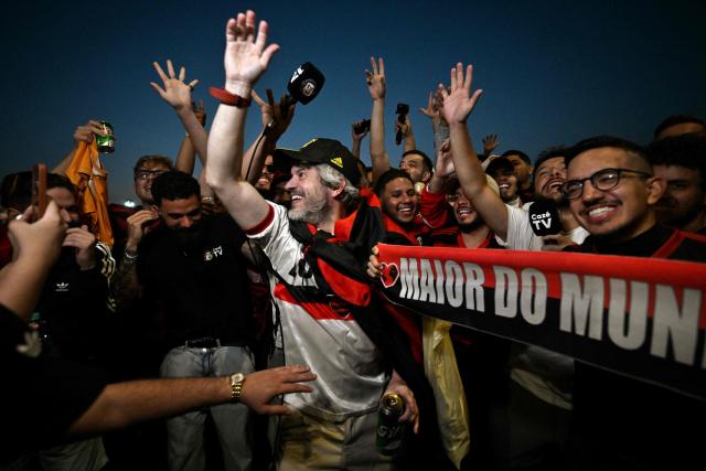 Fans of Flamengo gather on the eve of the Copa Libertadores final football match between Brazil's Palmeiras and Flamengo at Maria Reiche park in Lima on November 28, 2025. (Photo by LUIS ACOSTA / AFP)