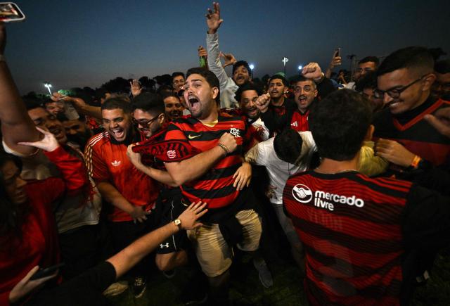 Fans of Flamengo gather on the eve of the Copa Libertadores final football match between Brazil's Palmeiras and Flamengo at Maria Reiche park in Lima on November 28, 2025. (Photo by LUIS ACOSTA / AFP)