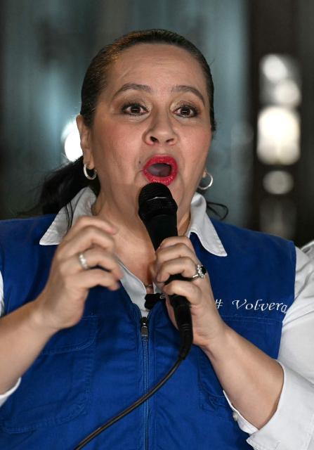 Ana Garcia de Hernandez (C), wife of former Honduras President Juan Orlando Hernandez, talks to the media during a press conference in Tegucigalpa on November 28, 2025. US President Donald Trump said Friday he will pardon Honduran ex-president Juan Orlando Hernandez, who was convicted of drug trafficking and sentenced to 45 years in prison in the US. (Photo by Marvin RECINOS / AFP)