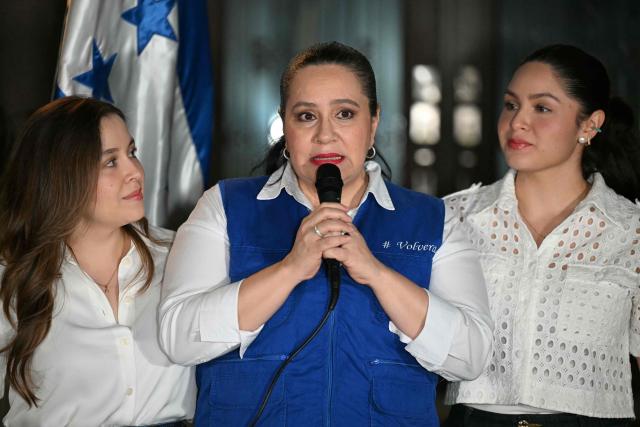Ana Garcia de Hernandez (C), wife of former Honduras President Juan Orlando Hernandez, talks to the media during a press conference in Tegucigalpa on November 28, 2025. US President Donald Trump said Friday he will pardon Honduran ex-president Juan Orlando Hernandez, who was convicted of drug trafficking and sentenced to 45 years in prison in the US. (Photo by Marvin RECINOS / AFP)