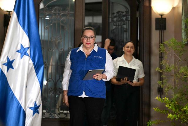 Ana Garcia de Hernandez, wife of former Honduras President Juan Orlando Hernandez, arrives for a press conference in Tegucigalpa on November 28, 2025. US President Donald Trump said Friday he will pardon Honduran ex-president Juan Orlando Hernandez, who was convicted of drug trafficking and sentenced to 45 years in prison in the US. (Photo by Marvin RECINOS / AFP)