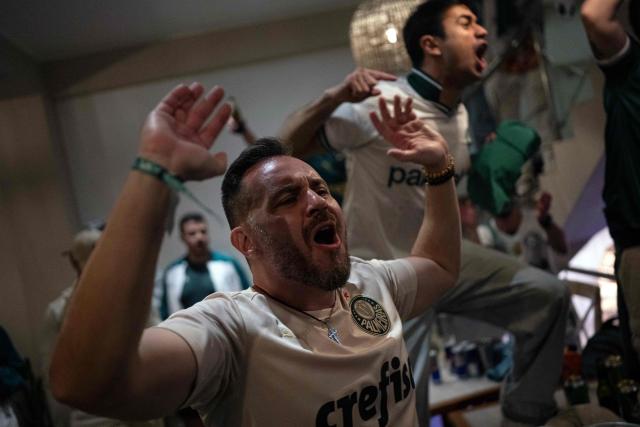 Fans of Palmeiras gather on the eve of the all-Brazilian Copa Libertadores final football match between Palmeiras and Flamengo at La Herradura beach in Lima on November 28, 2025. (Photo by Ernesto BENAVIDES / AFP)