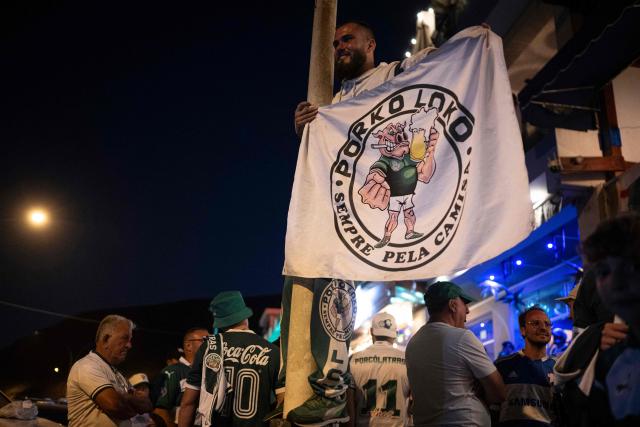 Fans of Palmeiras gather on the eve of the all-Brazilian Copa Libertadores final football match between Palmeiras and Flamengo at La Herradura beach in Lima on November 28, 2025. (Photo by Ernesto BENAVIDES / AFP)