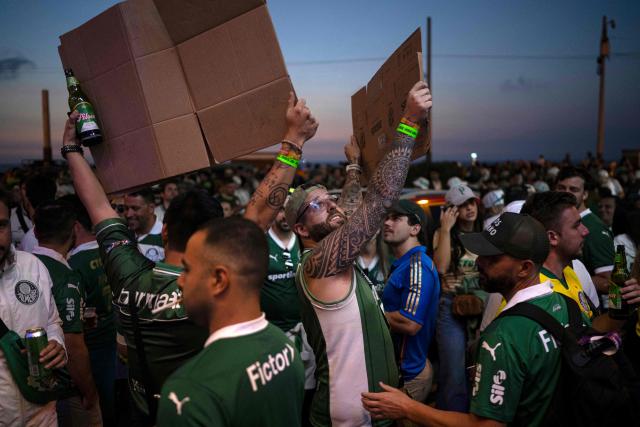 Fans of Palmeiras gather on the eve of the all-Brazilian Copa Libertadores final football match between Palmeiras and Flamengo at La Herradura beach in Lima on November 28, 2025. (Photo by Ernesto BENAVIDES / AFP)