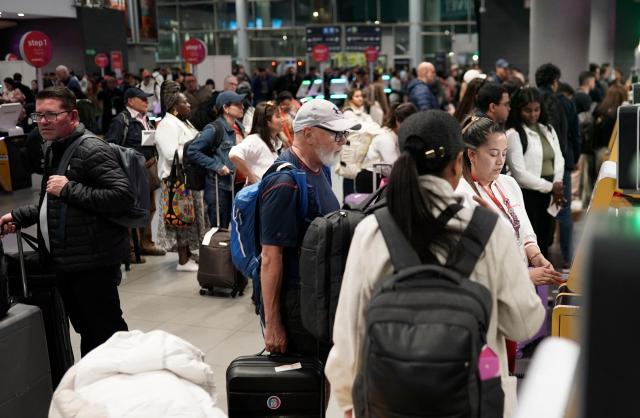 Passengers are pictured at El Dorado airport in Bogota on November 28, 2025. Colombian airline Avianca reported on Friday "significant" disruptions to its flights due to a required Airbus software update affecting 70 percent of the company's fleet. (Photo by Sergio Yate / AFP)