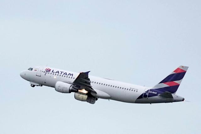 A Latam Airlines plane takes off from El Dorado airport in Bogota on November 28, 2025. The International Air Transport Association (IATA) urged Venezuela on November 27 to "reconsider" the revocation of concessions for six airlines that canceled their flights following a security alert issued by the United States. The measure affected Spain's Iberia, Portugal's TAP, Colombia's Avianca, the Colombian subsidiary of Chilean-Brazilian Latam, Brazil's GOL and Turkey's Turkish Airlines, which had suspended their connections with Venezuela after Washington issued an alert over military activity in the southern Caribbean. (Photo by Sergio Yate / AFP)