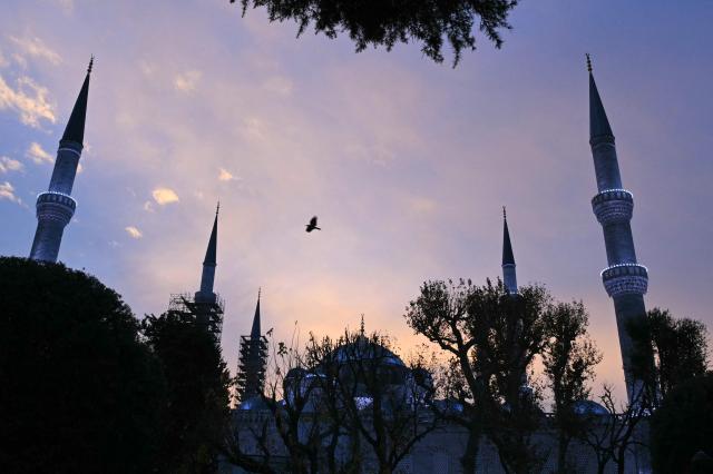 A picture shows the Sultan Ahmed Mosche (Blue Mosche) at sunrise before a visit of Pope Leo XIV, in Istanbul on November 29, 2025. (Photo by Andreas SOLARO / AFP)