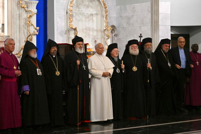 Pope Leo XIV stands between patriarch Mor Ignatius Aphrem II (L) and patriarch Bortholomew I as he arrives for a private meeting with religious leaders at the Mor Ephrem Syriac Orthodox Church, in Istanbul on November 29, 2025. (Photo by Andreas SOLARO / AFP)