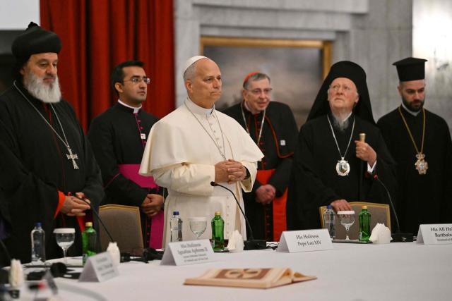 Pope Leo XIV stands between patriarch Mor Ignatius Aphrem II (L) and patriarch Bortholomew I as he arrives for a private meeting with religious leaders at the Mor Ephrem Syriac Orthodox Church, in Istanbul on November 29, 2025. (Photo by Andreas SOLARO / AFP)
