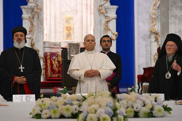 Pope Leo XIV stands between patriarch Mor Ignatius Aphrem II (L) and patriarch Bortholomew I as he arrives for a private meeting with religious leaders at the Mor Ephrem Syriac Orthodox Church, in Istanbul on November 29, 2025. (Photo by Andreas SOLARO / AFP)