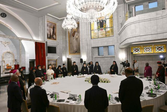 Pope Leo XIV stands between patriarch Mor Ignatius Aphrem II (L) and patriarch Bortholomew I as he arrives for a private meeting with religious leaders at the Mor Ephrem Syriac Orthodox Church, in Istanbul on November 29, 2025. (Photo by Andreas SOLARO / AFP)