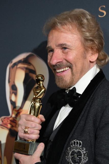 German host and entertainer Thomas Gottschalk poses with his trophy during the award ceremony of the Kurier Romy Gala in Kitzbühel, Austria on November 28, 2025. (Photo by BARBARA GINDL / APA / AFP) / Austria OUT