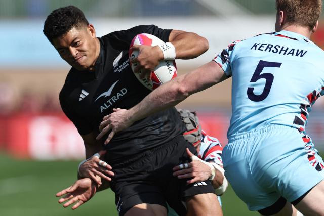 New Zealand's Left Wing #15 Jayden Keelan (L) is tackled by Great Britain #05 Marcus Kershaw during the men's Dubai's Sevens Rugby Union match between New Zealand and Great Britain, at the The Sevens Stadium in Dubai on November 29, 2025. (Photo by Fadel SENNA / AFP)