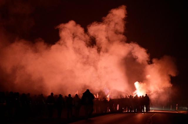 Some hundreds of leftist demonstrators light flares during an early morning protest against a two-day convention of far-right Alternative for Germany (AfD) party to establish its new youth organisation in Giessen, western Germany, on November 29, 2025. During the convention, Germany's AfD plans to establish its new youth organisation, to draft the organisation's statutes and elect its new leadership. The AfD's former youth organisation, Junge Alternative (Young Alternative), dissolved in spring 2025 after the party separated from it. Massive counter-protests from politicians and civil society have already been announced. The city announced that it intended to cordon off the entire area around the AfD event venue due to police security concerns. The anti-AfD protests are to be moved to the other side of the Lahn River. (Photo by Sascha Schuermann / AFP)