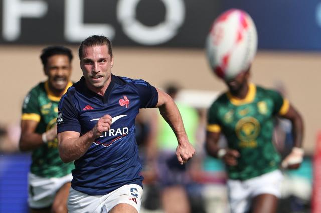 France's #05 Ricardo Duarttee runs for the ball, during the men's Dubai Sevens Rugby Union match between South Africa and France, at the The Sevens Stadium in Dubai on November 29, 2025. (Photo by Fadel SENNA / AFP)