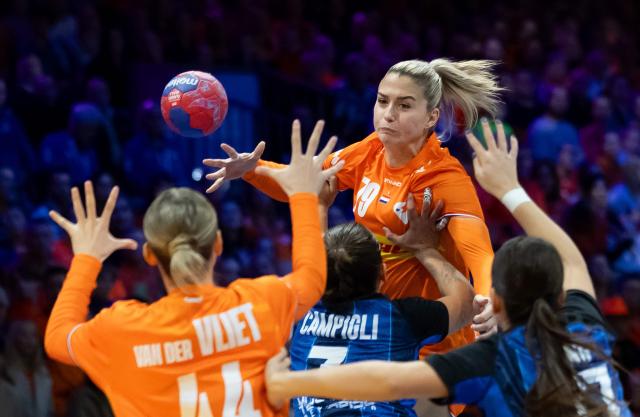 Netherlands' Estavana Polman shoots the ball during the Women's Handball World Championship Group E handball match between the Netherlands and Argentina in Rotterdam on November 28, 2025. (Photo by Iris van den Broek / ANP / AFP) / Netherlands OUT