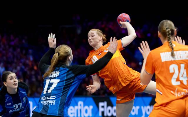 Netherlands' Dione Housheer shoots the ball during the Women's Handball World Championship Group E handball match between the Netherlands and Argentina in Rotterdam on November 28, 2025. (Photo by Iris van den Broek / ANP / AFP) / Netherlands OUT