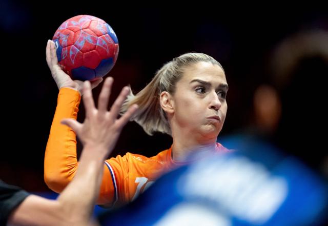 Netherlands' Estavana Polman shoots the ball during the Women's Handball World Championship Group E handball match between the Netherlands and Argentina in Rotterdam on November 28, 2025. (Photo by Iris van den Broek / ANP / AFP) / Netherlands OUT