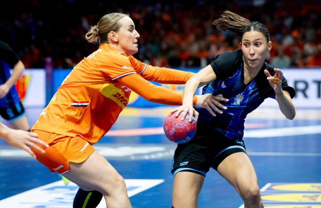 Netherlands' Kelly Dulfer (L) fights for the ball with Argentina's Martina Romero during the Women's Handball World Championship Group E handball match between the Netherlands and Argentina in Rotterdam on November 28, 2025. (Photo by Iris van den Broek / ANP / AFP) / Netherlands OUT