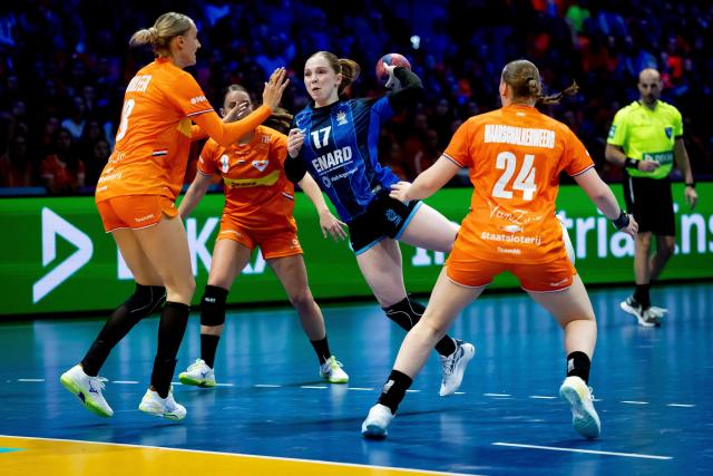 Argentina's Malena Cavo shoots the ball during the Women's Handball World Championship Group E handball match between the Netherlands and Argentina in Rotterdam on November 28, 2025. (Photo by Iris van den Broek / ANP / AFP) / Netherlands OUT