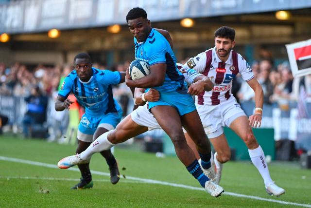 Montpellier’s French wing Maлl Moustin (C) runs to scores a try during the French Top14 rugby union match between Montpellier Herault Rugby and Union Bordeaux-Begles (UBB) at the GGL Stadium in Montpellier, southern France on November 29, 2025. (Photo by Sylvain THOMAS / AFP)