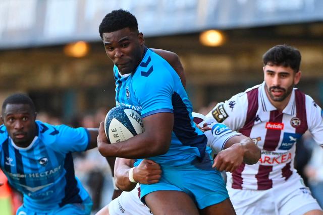Montpellier’s French wing Maлl Moustin (C) runs to scores a try during the French Top14 rugby union match between Montpellier Herault Rugby and Union Bordeaux-Begles (UBB) at the GGL Stadium in Montpellier, southern France on November 29, 2025. (Photo by Sylvain THOMAS / AFP)