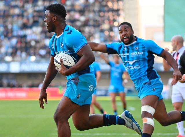 Montpellier’s French wing Maлl Moustin (L) runs to scores a try during the French Top14 rugby union match between Montpellier Herault Rugby and Union Bordeaux-Begles (UBB) at the GGL Stadium in Montpellier, southern France on November 29, 2025. (Photo by Sylvain THOMAS / AFP)