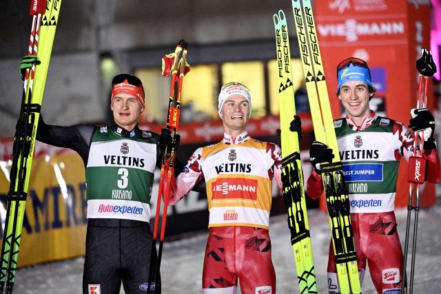 (L-R) Second placed Germany's Julian Schmid, winner Austria's Johannes Lamparter and third placed Austria's Thomas Rettenegger celebrate after the men's 10km cross-country skiing Gundersen of the Nordic Combined of the FIS World Cup Ruka Nordic in Kuusamo, Finland, on November 29, 2025. (Photo by Roni Rekomaa / Lehtikuva / AFP) / Finland OUT