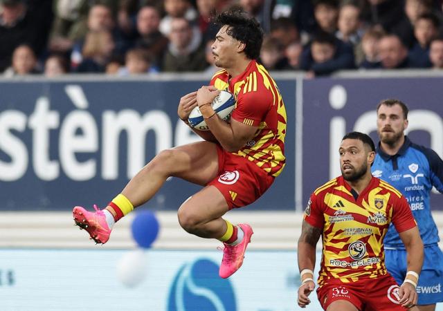 Perpignan's Australian wing Jordan Petaia (3rd R) grabs the ball during the French Top 14 rugby union match between Castres Olympique and USA Perpignan at Stade Pierre Fabre in Castres, southern France on November 29, 2025. (Photo by Valentine CHAPUIS / AFP)
