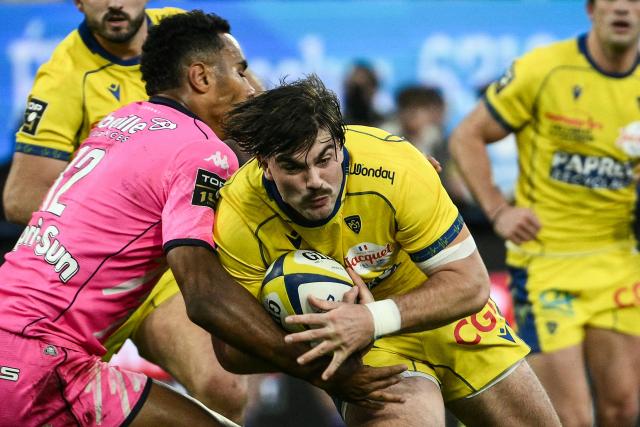 Clermont’s French centre Mathys Belaubre (C) fights for the ball with Stade Francais’ French center Noah Nene (L) during the French Top14 rugby union match between ASM Clermont Auvergne and Stade Francais Paris at the Marcel-Michelin Stadium in Clermont-Ferrand, central France on November 29, 2025. (Photo by ARNAUD FINISTRE / AFP)